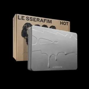 Le Sserafim - Hot - Tin Case Version - incl. Tin Case, Keyring, Magnet, A4 Poster, A2 Poster, Postcard + 10pc Photocard Set