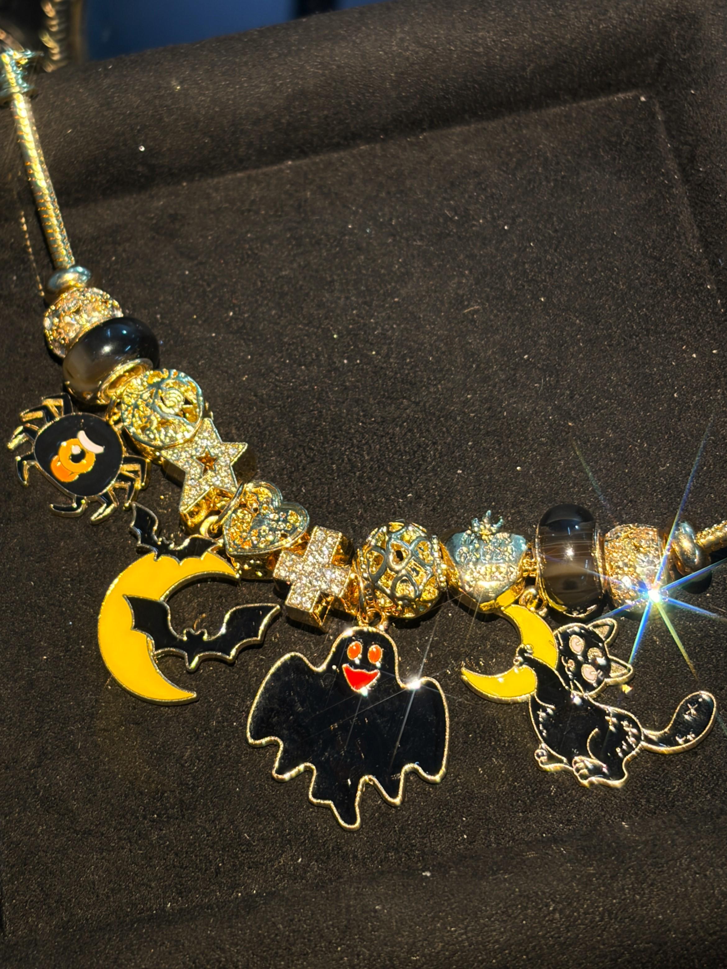 Gold Tone Halloween Beaded Charm Bracelet、Spider、Ghost、Bat Moon、Black Cat Charms Bracelet、Enamel Pendant Bracelet、Holiday Party Layered Fashion Jewelry for Women Girls