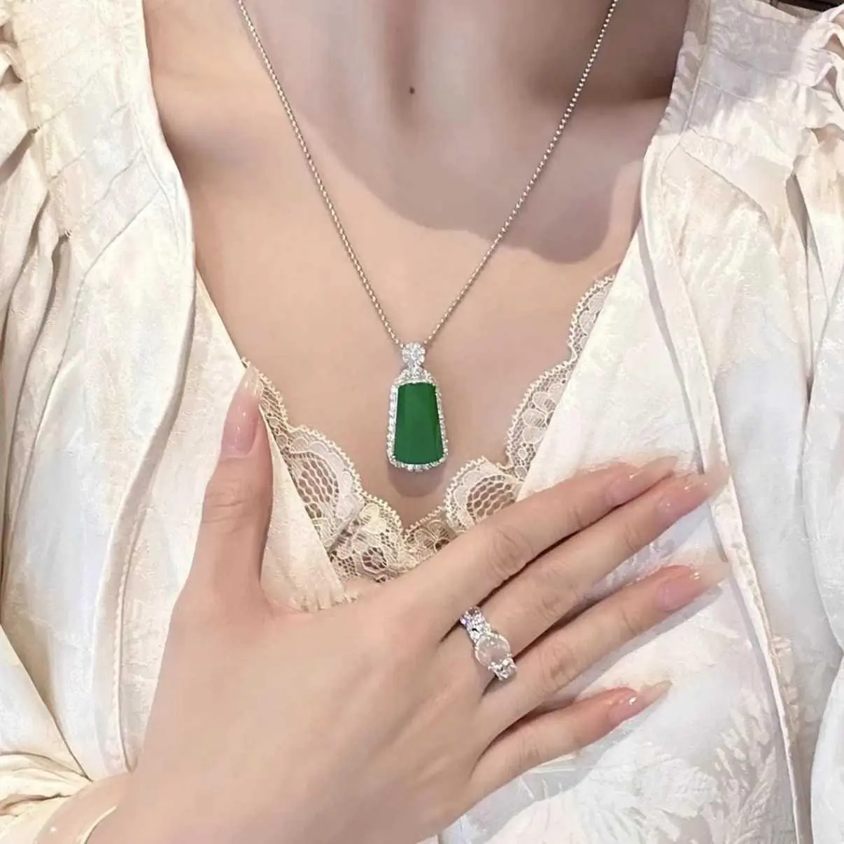 New Chinese-Style Traditional Green Geometric Pendant Green Floral Bail Peace Plaque Necklace for Women 2025 Collarbone Chain Choker HNAL45