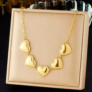 The "Five Hearts" delicate clavicle chain features minimalist lines with five polished hearts strung together; the slender chain gracefully traces the contours of the neck, exuding a sophisticated maturity and an air of effortless charm.