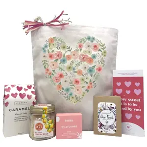 Itsonlynaturalgifts Floral Heart Valentine's Day Gift Basket with Flowers Chocolates & Candle for Romantic Love Expression