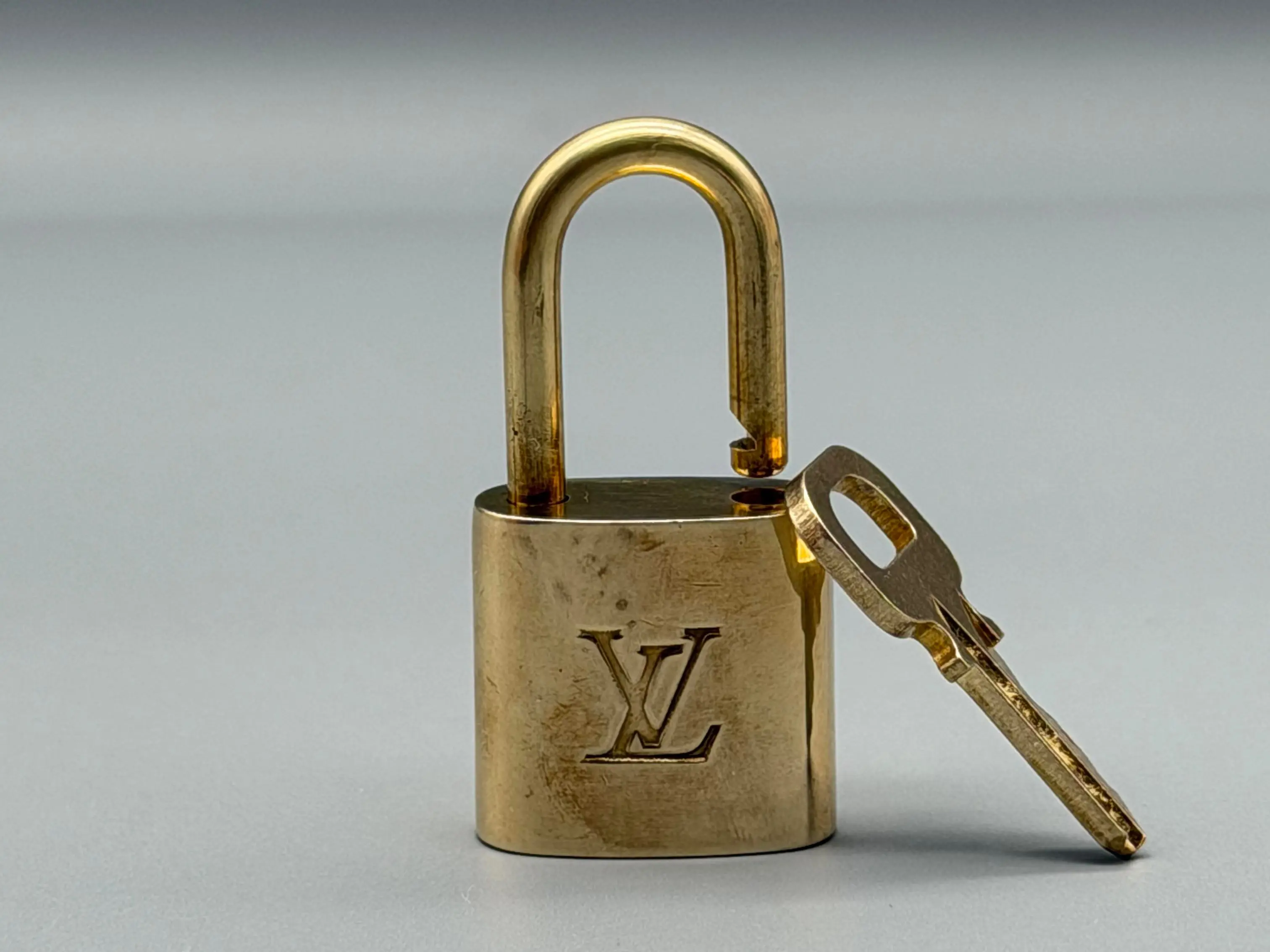 Pre-owned Louis Vuitton One Gold Lock and Key Set