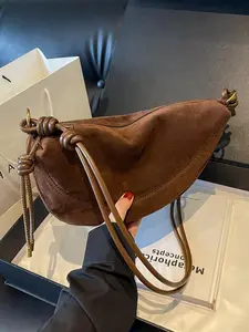 Fashionable Crossbody Shoulder Bag, Perfect for Daily Commute, School, and Work, Versatile and Stylish Design, Plain Pattern, All-Season Use, Daily Commuter Bag