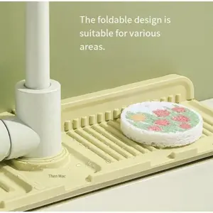 Foldable splash guard mat for kitchen sinks, with a sloped design | Quick-draining mat behind the faucet, fixed with clips | Water-repellent collection mat suitable for kitchen and bathroom countertops | Reusable, heat-resistant and easy to clean