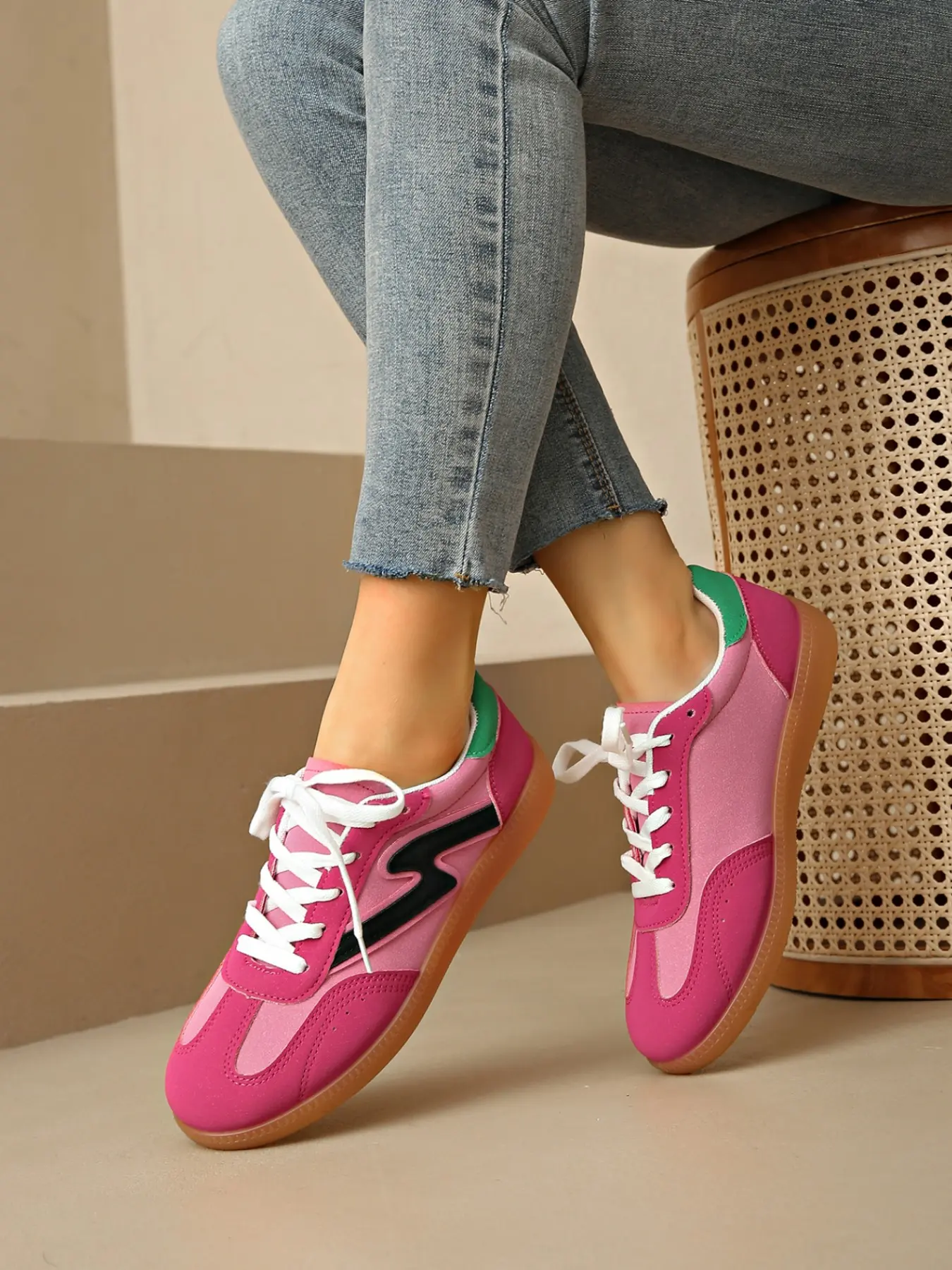 A pair of women's round-toe lace-up casual Trainer sneakers, Flat Sneakers, lightweight, breathable, simple and classic German training shoes, suitable for all-season casual outdoor wear for couples, comfortable and fitting, the best gift for her