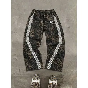Men’s street Y2K straight-leg camouflage sports pants. Green-brown full camouflage with white stripes, blending wildness and trend. As winter clothing, the loose fit is comfortable and warm, suitable for personalized streetwear GARMENTARY