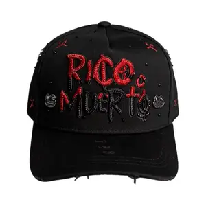 Gorra bélica de alta calidad rico o muerto con bordados 3D y piedreria con detalles únicos.