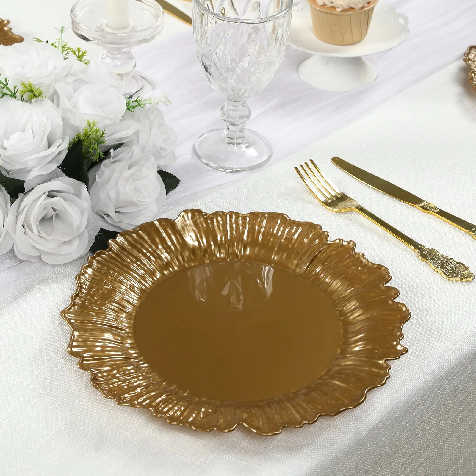 20-Pack Gold Reef Design Plastic Plates - 10" Disposable Dinner Plates, Elegant Tableware for Wedding & Party Supplies (Home Use Included)