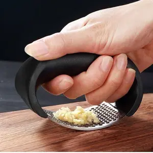 Stainless steel manual ring garlic press, garlic mincing tool, garlic pounding tool, household garlic crusher.