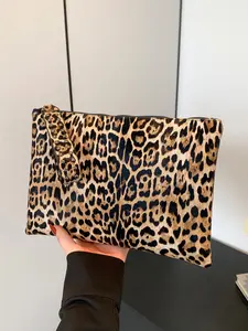 Retro fashion texture leopard print rivet clutch, exquisite and versatile wrist bag, lightweight and easy to carry, can accommodate mobile phones, lipstick, suitable for parties, socializing, dating, shopping, Elegant Clutch