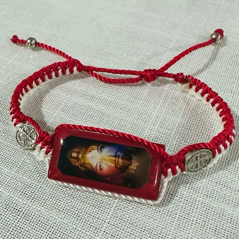 Pulsera del Señor de la Misericordia con Medallas de San Benito Placa de Madera con Resina y Hilo de Espiga de Algodon Bracelet Religious
