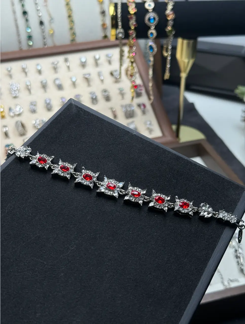 Every woman should hurry up and buy this exquisite bracelet. It's so beautiful and suitable for all ladies