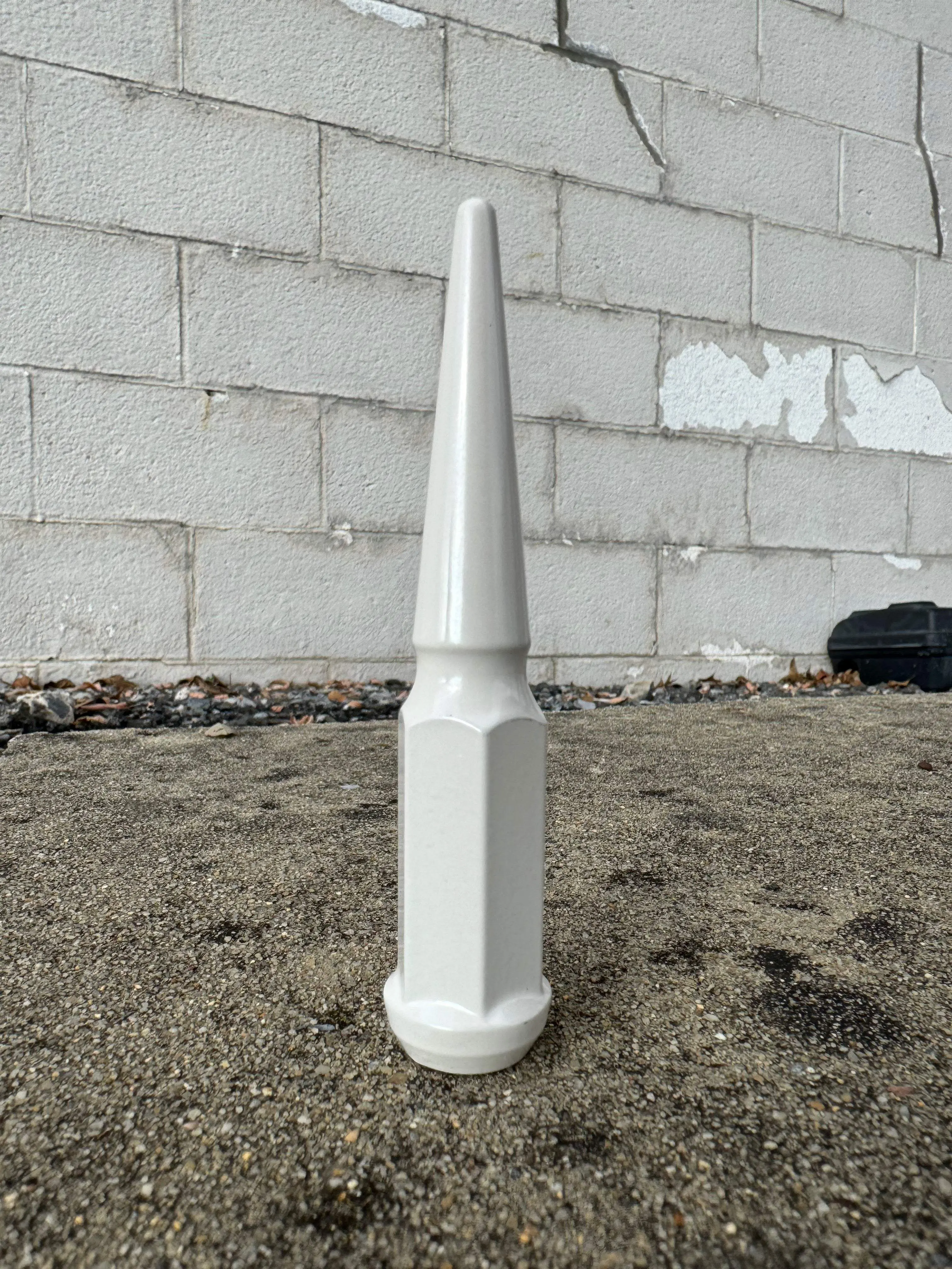 Pearl White Spike Lug Nuts Pearl White Spike Lug Nuts