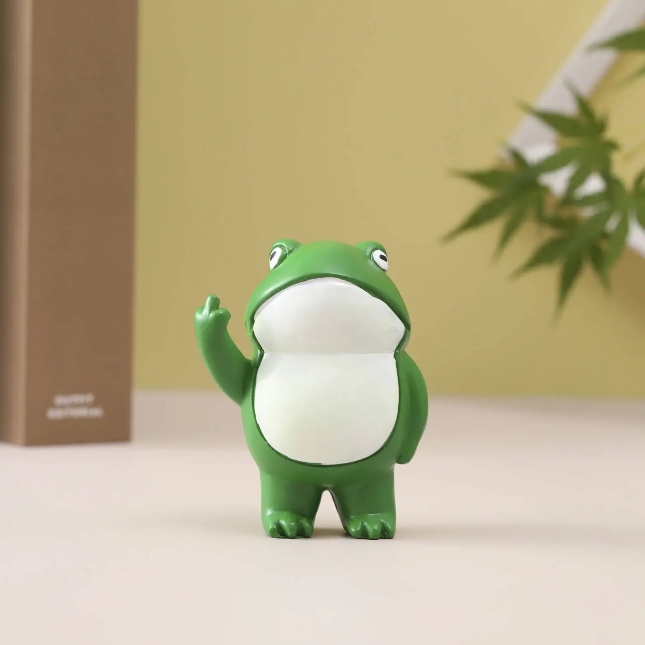 Funny Middle Finger Frog Mini Statue Figurine, Home Office Desk Table Decor, Novelty Gift for Frog Lovers & Humor Enthusiasts