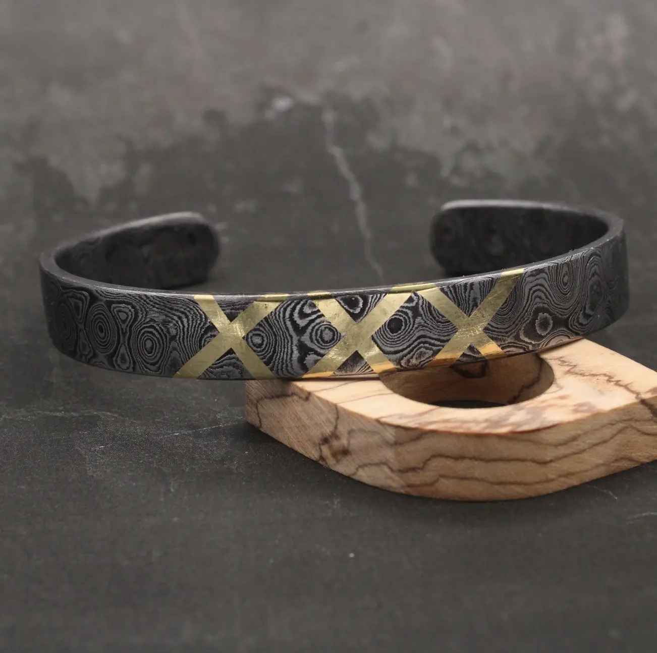 Hand Forged Damascus Steel Cuff Bracelet Viking Bangle Unique Handmade Jewelry for Anniversaries 16.5cm 18.5cm Sizes with Gift Packaging Box and Jute Pouch