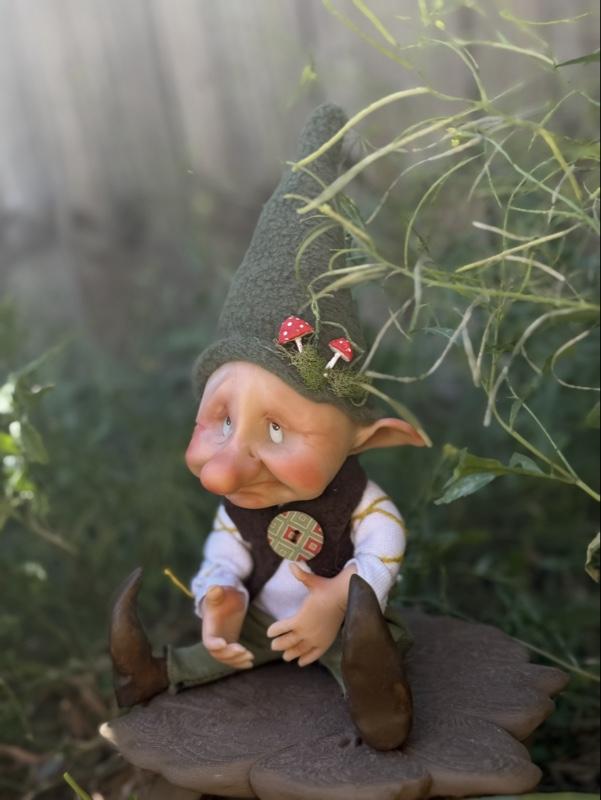 Duende del Bosque Handcrafted Fantasy Gnome with Green Hat and Brown Vest for Decorative Display