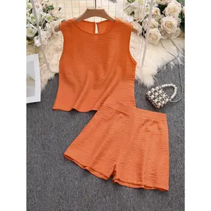 A Set Of Solid-color Women's Tops And Shorts ls Perfect For Vacation And Leisure Time.