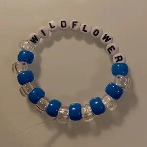 Wildflower Bead Bracelet with Blue and Clear Beads for Stylish Accessory