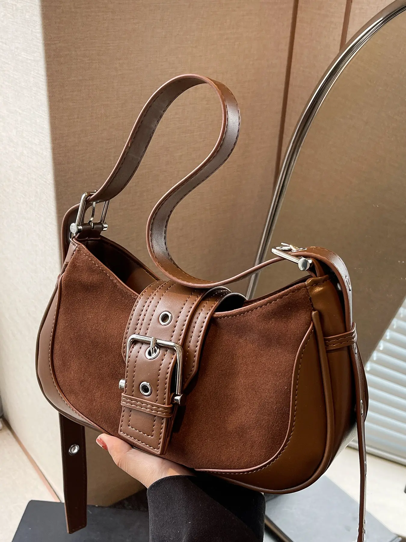Fashionable and trendy niche underarm baguette bag, textured casual and versatile handbag, simple solid color design one-shoulder commuter bag, suitable for daily matching, commuting and other scenarios.