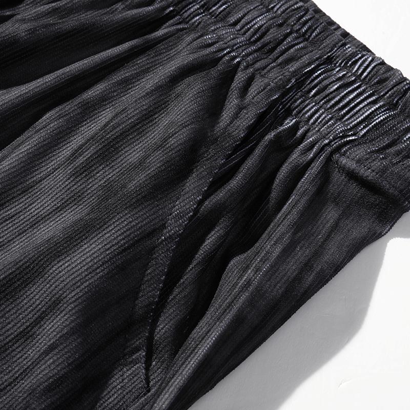 Men’s casual shorts—loose and comfortable, versatile design featuring a trademark graphic, elastic waistband with drawstring, American retro style, suitable for all seasons, ideal for outdoor leisure activities. Men’s casual shorts—loose and comfortable, versatile design featuring a trademark graphic, elastic waistband with drawstring, American retro style, suitable for all seasons, ideal for outdoor leisure activities.