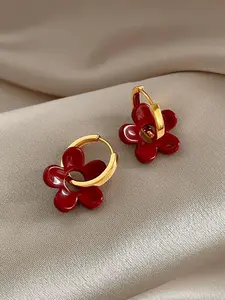 This pair of retro, elegant and sweet wine-red small flower design earrings is suitable for women to wear during daily commutes and festivals