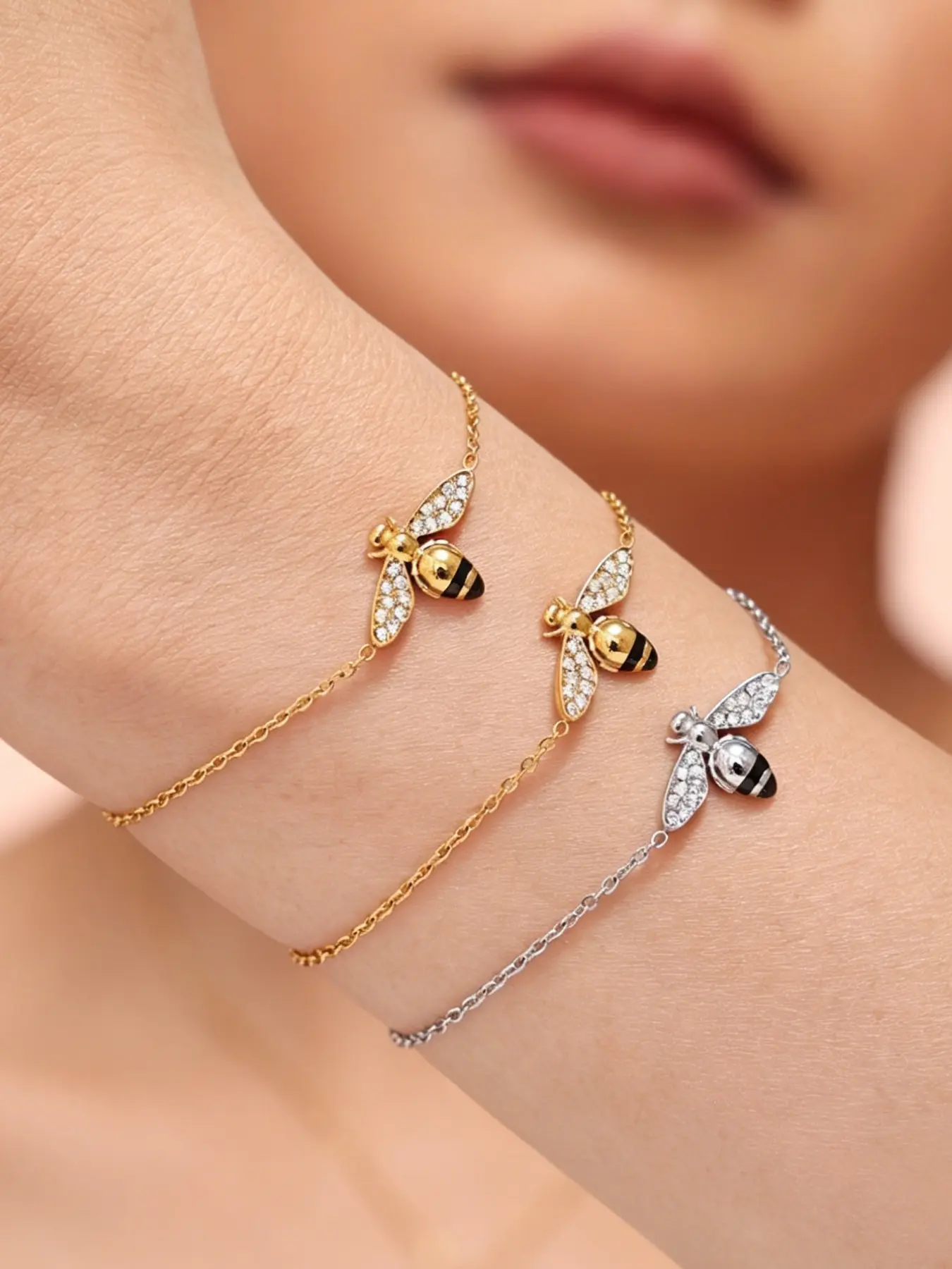 A diamond studded bee shaped fine chain bracelet with a playful and exquisite black and yellow contrasting design, with a touch of light luxury, suitable for various occasions such as daily commuting, dating, leisure, and light gatherings.