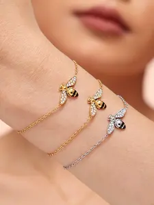 A diamond studded bee shaped fine chain bracelet with a playful and exquisite black and yellow contrasting design, with a touch of light luxury, suitable for various occasions such as daily commuting, dating, leisure, and light gatherings.