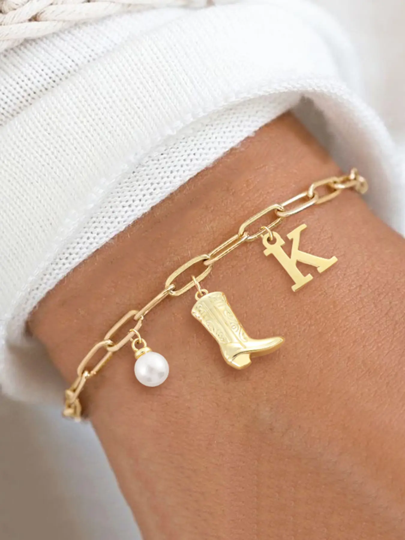 1Pcs Initial Western Cowboy Boot Artificial Pearl Pendant Women Bracelet Fashion Vintage Golden Stainless Steel Paper Clip Chain Letter Link Bracelet Charm, Fashionable Jewelry Aesthetic Jewelry for Women Casual Accessories