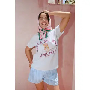 Just a Girl Who Loves Cats Graphic T-shirt