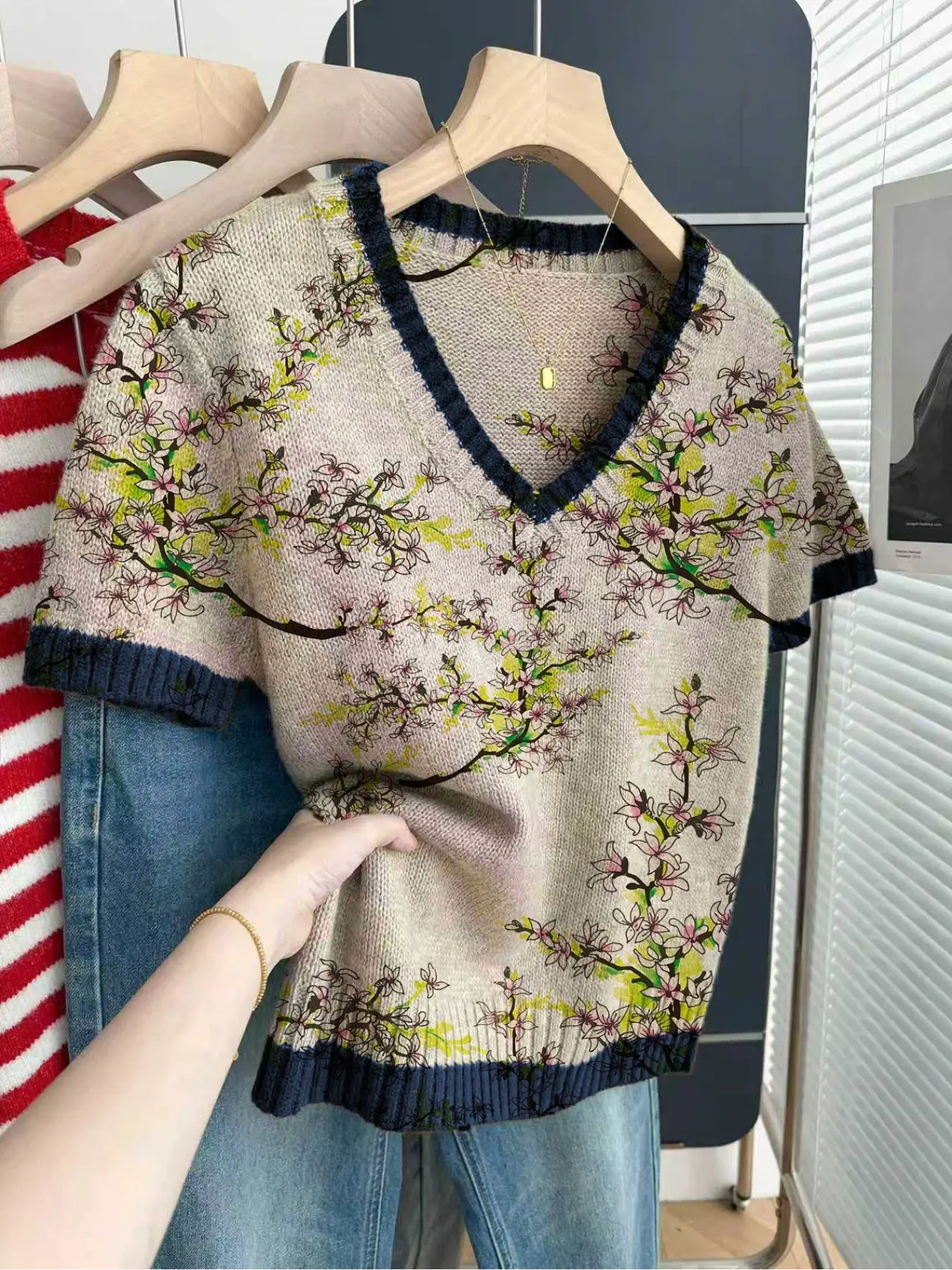 Casual loose V-neck short-sleeve knit top with contrast trim and floral branch print. Perfect for spring andsummer, ideal for women's daily wear. Available in khaki and other styles. Knitwear