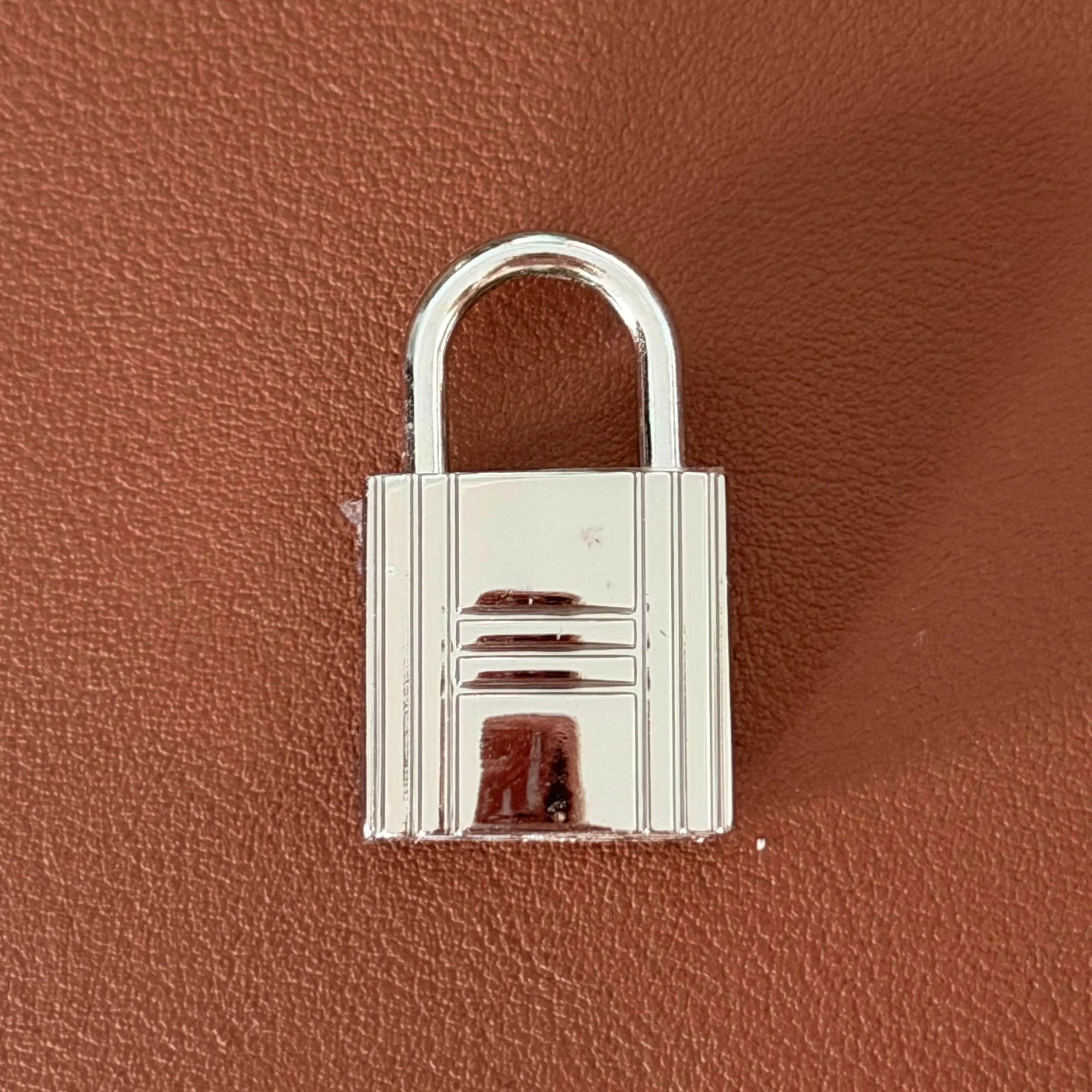 Silver Padlock Bag Charm – Decorative Handbag Lock Accessory for Totes, Purses & DIY Crafts