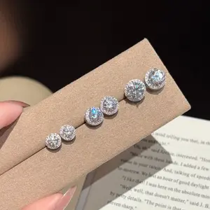 S925 earrings set with D color VVS diamonds, round setting, classic four-prong design, one carat moissanite stud earrings
