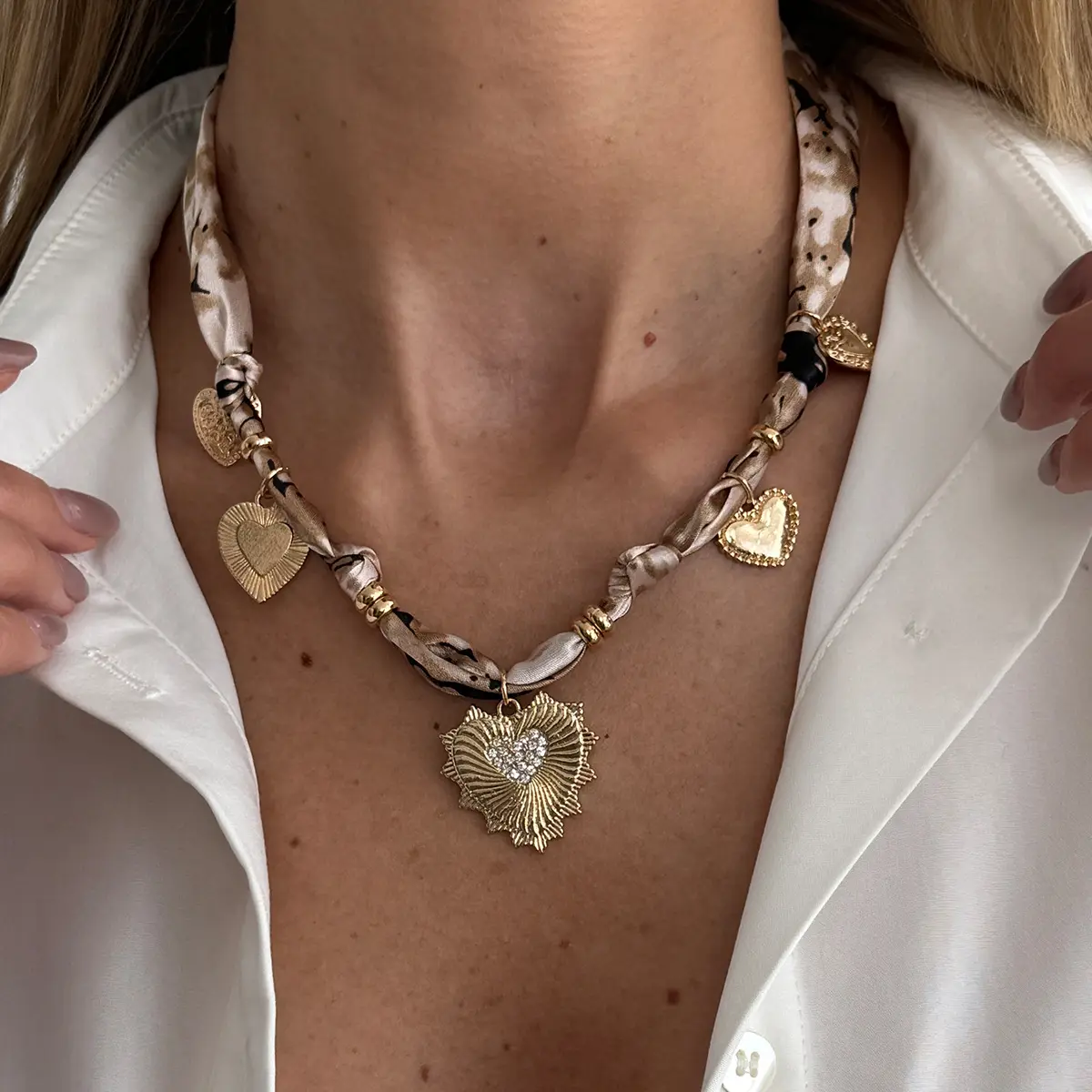 Creative Leopard Print Fabric Scarf Necklace for Women, Multi Heart Rhinestone Alloy Charms Stacked Collarbone Statement Choker, Vintage Fashion Neck Jewelry