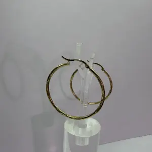 Aretes con Diseños Tamaño Mediano 10k Semi-Solid Material Relatively Large for Everyday Wear or Special Occasions