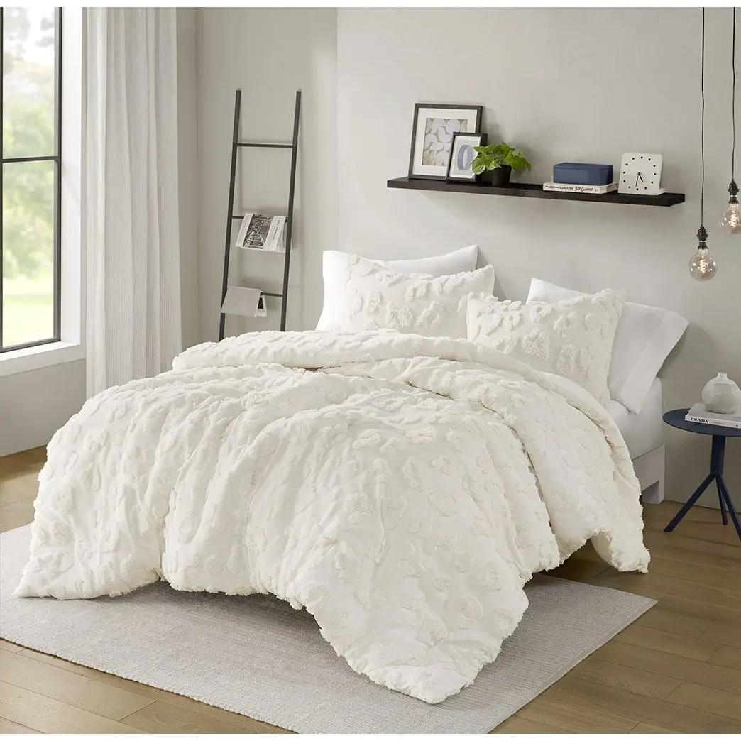 Intelligent Design ID10-2420 104 x 90 x 1 in. Larissa Animal Chenille Comforter Set, Off-White - King & California King Size