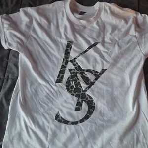 KYS Rehabilitation Nettspend Osamason Stunmic Rehab Tee