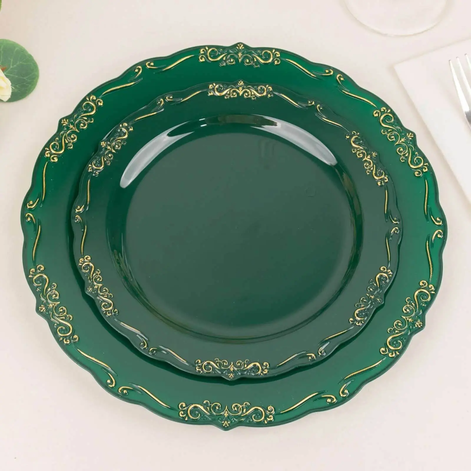 10-Pack Round Shape Party Plates - 7" Elegant Plastic Plates, Fancy Disposable Dinnerware with Hunter Emerald Green & Gold Vintage Embossed Rim, Sturdy Scalloped Edge for Weddings, Desserts, Salads, Disposable Dinnerware Set