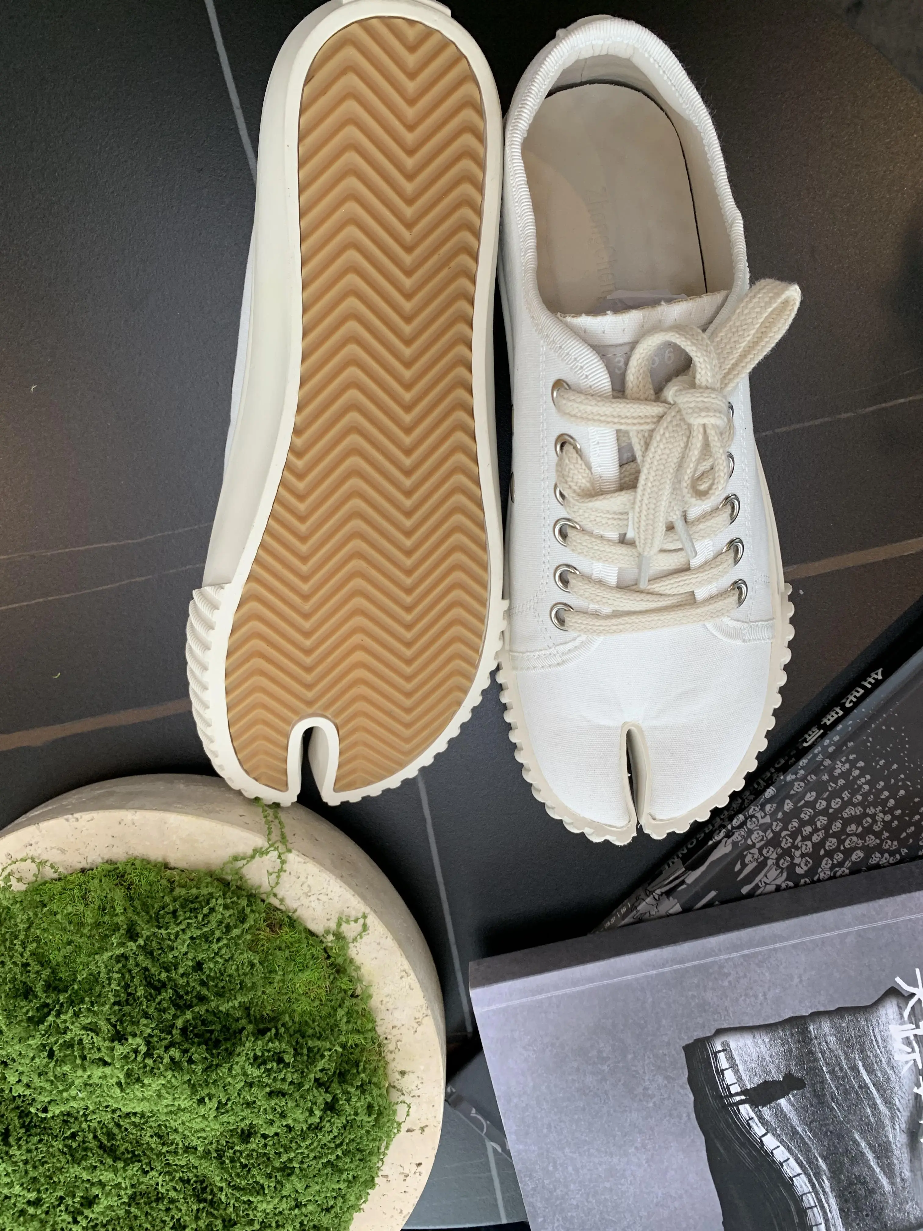 Trendy low-top women’s lace-up canvas shoes—breathable, lightweight casual sneakers for everyday wear; durable, cushioned outdoor footwear; versatile street-style shoes with a distinctive vibe; suitable for city short trips, picnics, friends’ casual gathe