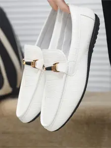 Classic metal buckle paired with crocodile texture in 2026, the high-end aesthetics of black and white men's shoes, crocodile embossed fashionable men's shoes, Closed, Flat, Footwear