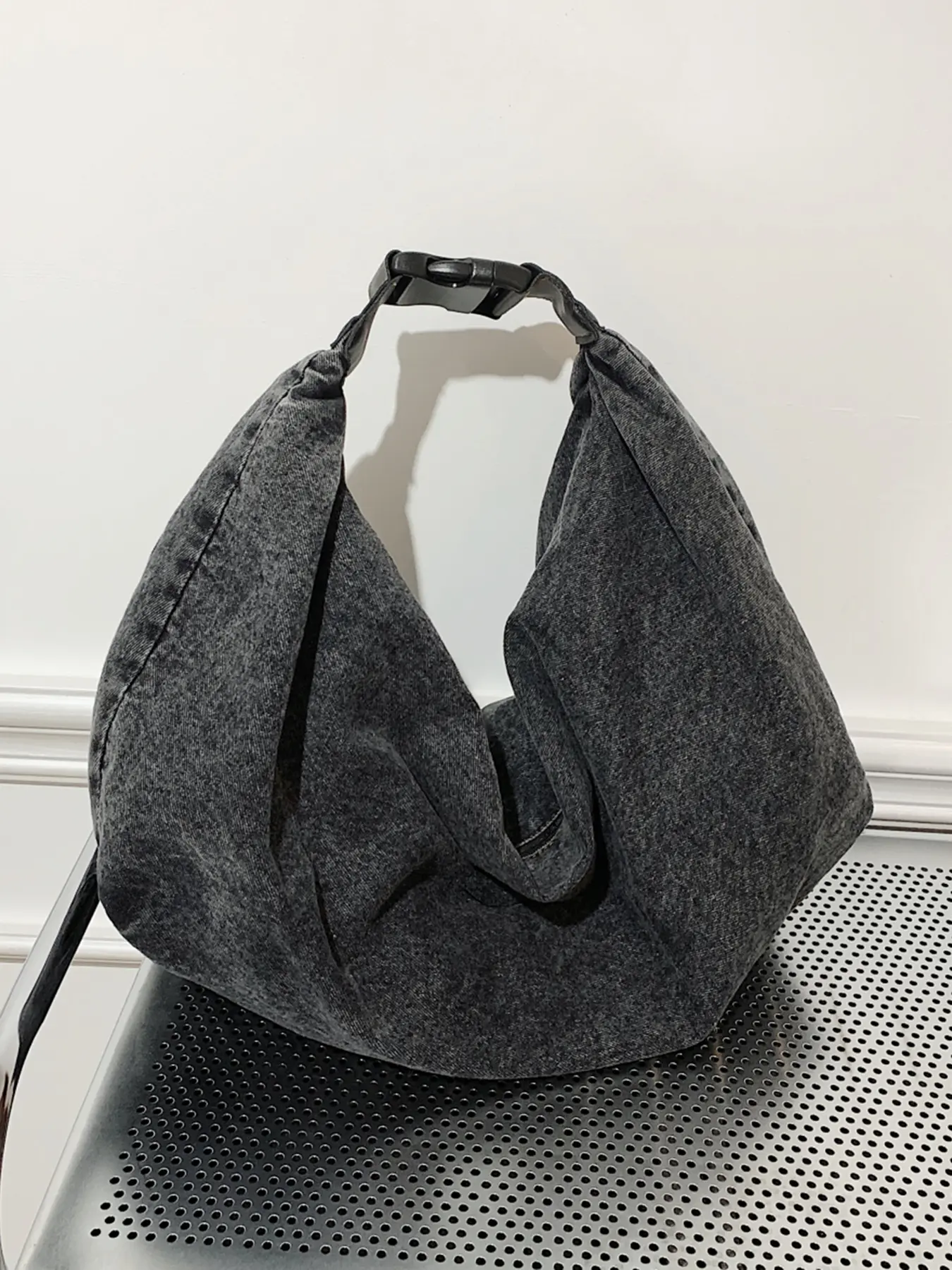 Niche design， lazy style fashionable simple casual shoulder tote 