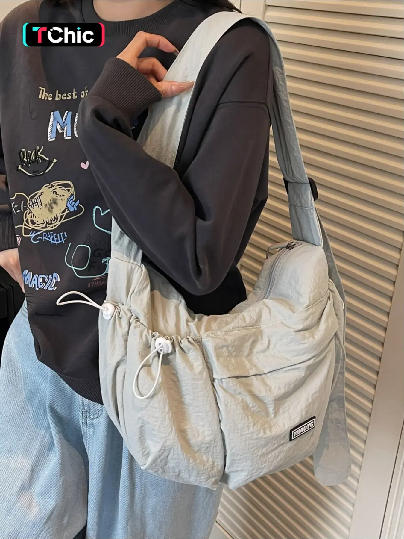 Lightweight nylon crossbody bag, large capacity travel sports and fitness bag, casual commuting shoulder bag, dumpling bag, Everyday shoulder bag, zipper closure, multi-pocket storage, adjustable shoulder strap, suitable for college students, campus