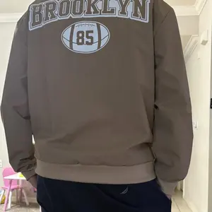 Letter print men's light and thin sports jacket, casual campus baseball jacket, spring and autumn daily wear, non-thick design, suitable for commuting and light outdoor activities