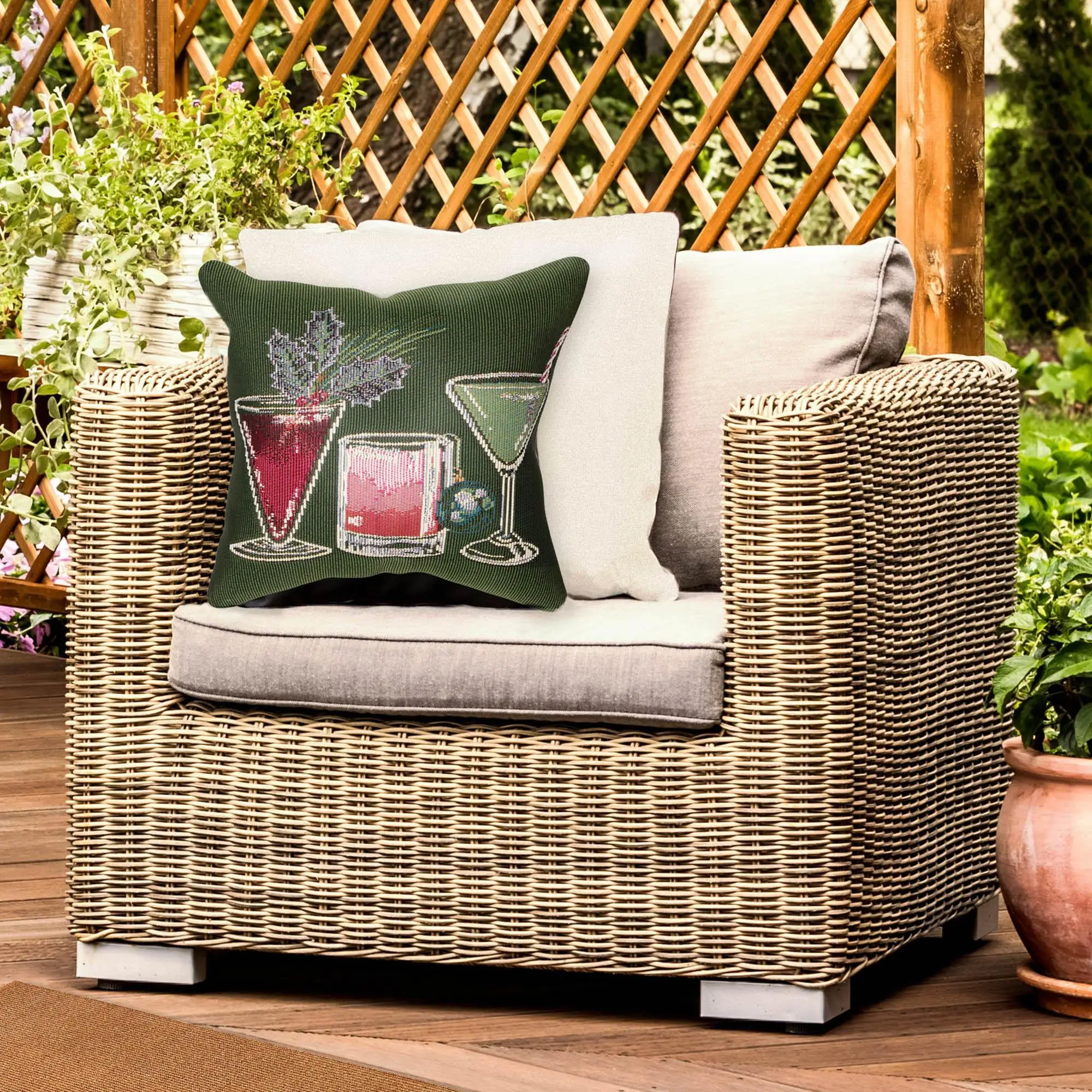 Lush Decor MARINA Indoor/Outdoor Power Loomed Synthetic Blend Removable Machine-Washable Pillow - Contemporary Graphic Casual Accent, Cushions for Outdoor Chairs, Durable Washable Cushions (Let's Get Jolly)
