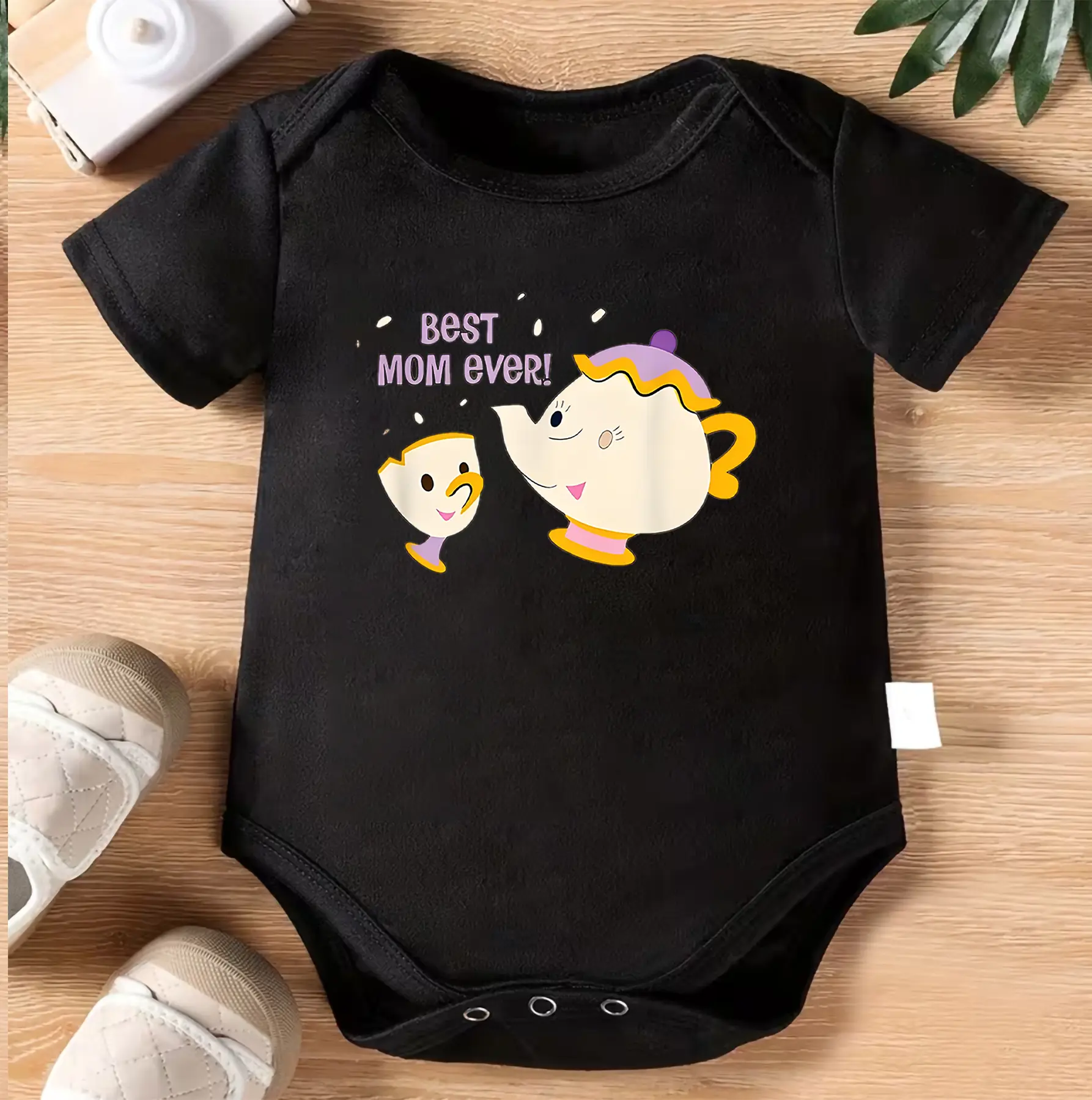 1pc Baby Bodysuit - Pink Onesies with "Best Mom Ever!" Mrs. Potts & Chip Print - Soft Cotton Outfit for Newborns & Toddlers 0-3 Years - Mother's Day Baby Gift - Machine Washable Infant Wear