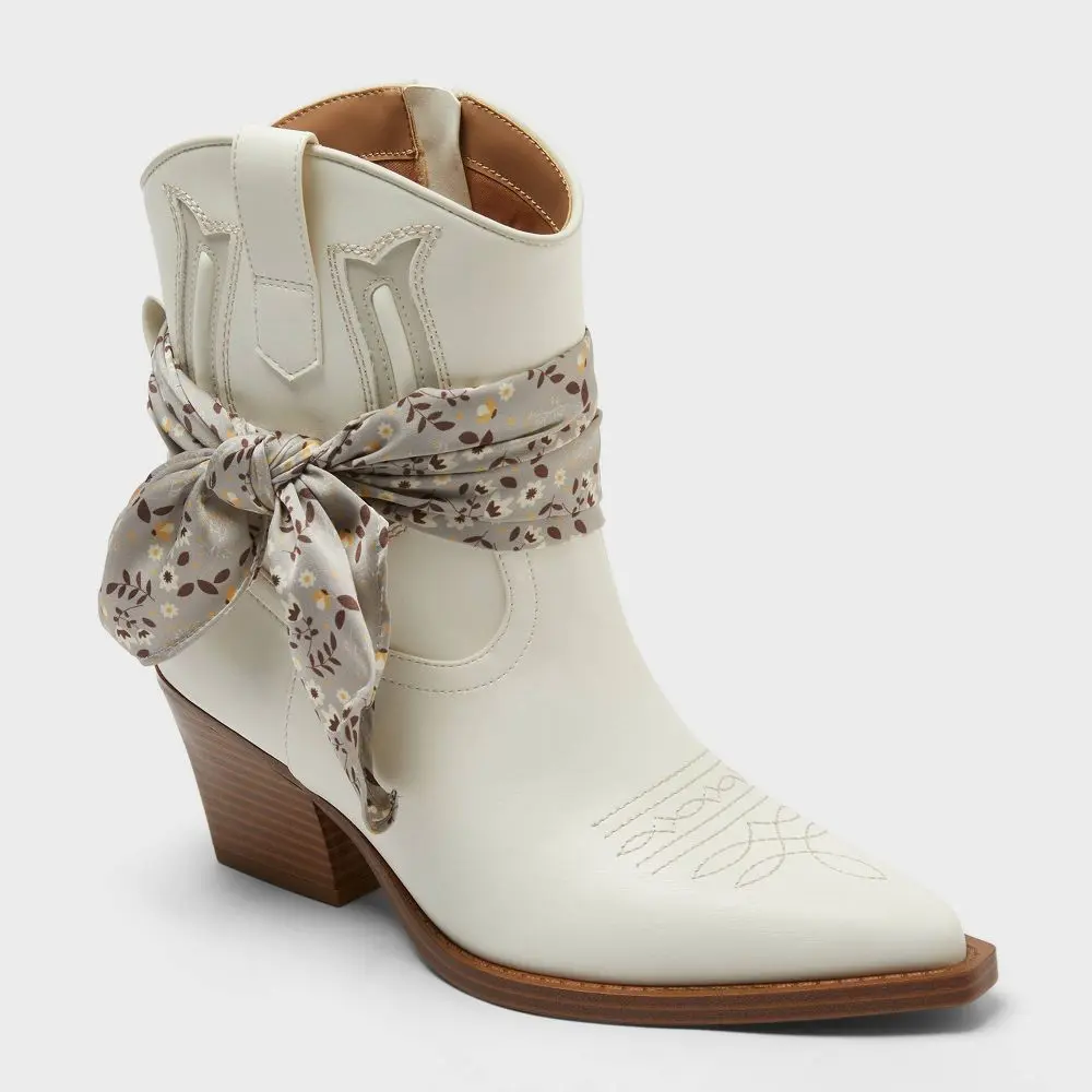 Universal Thread Women's Frannie Casual Ankle Boots - Cream