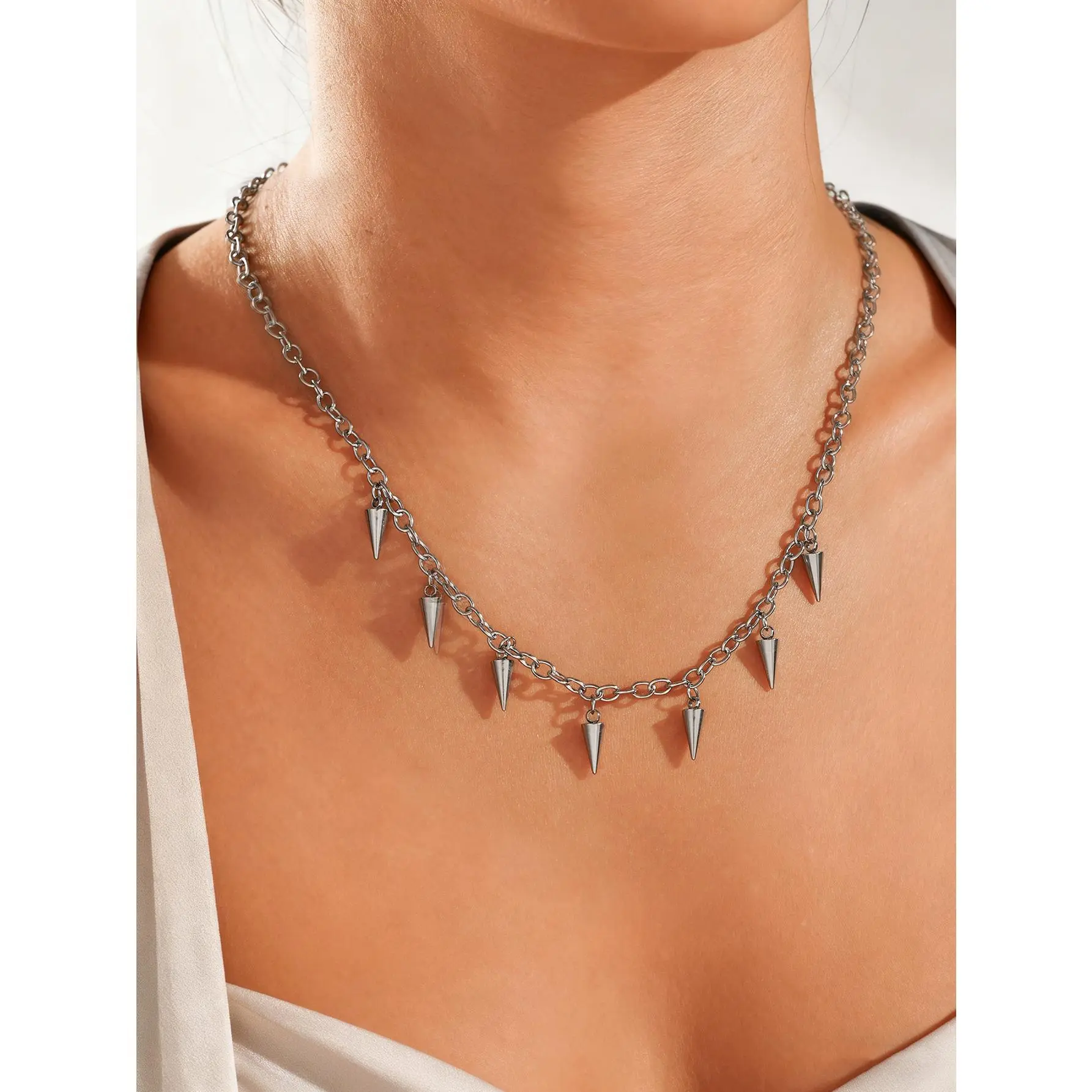 Women's Edgy Geometric Spike Necklace, Retro Silver-tone Rivet Pendant Clavicle Chain for Casual Daily Wear