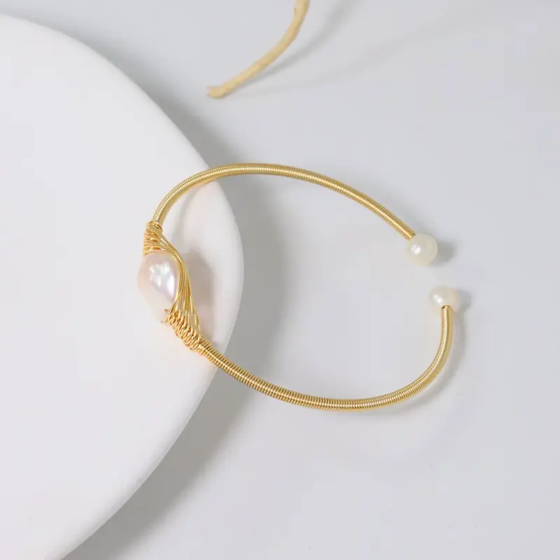 Eye winding bracelet