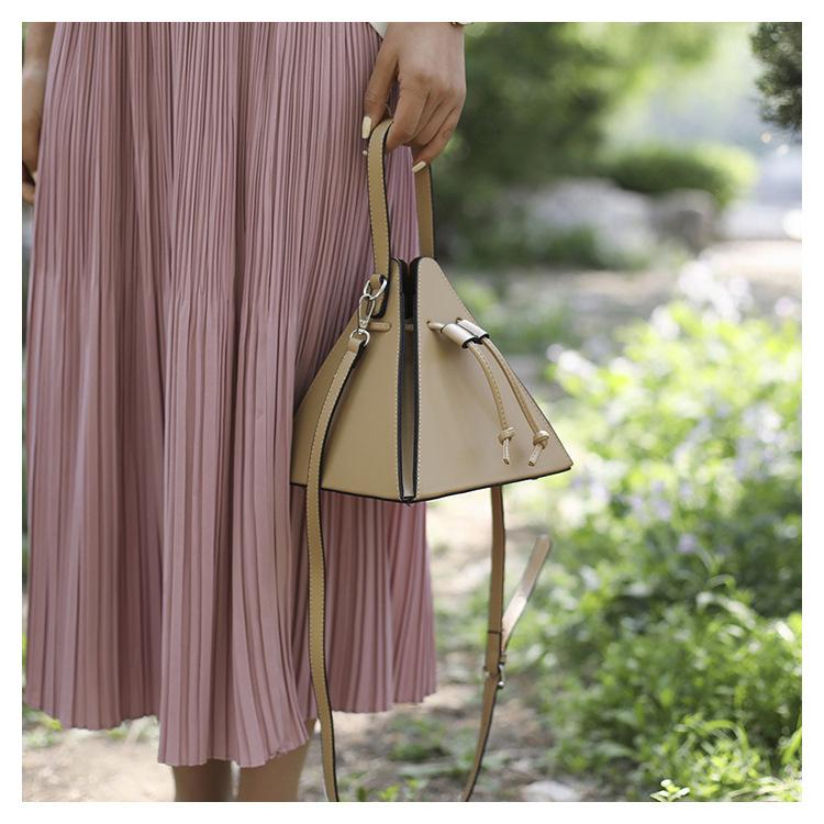 Retro Handheld Triangle Bag 2026 New Niche Design Trendy Women's Bag Ins Single Shoulder Crossbody Bag