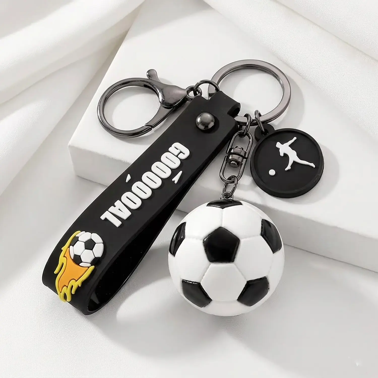 1Pc 3D Soccer Ball Keychain Creative Sports Football Keyring with Silicone Strap Car Key Chain Backpack Pendant Bag Charm for Men Boys Keychain For Bags