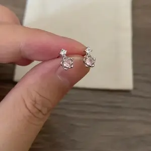 Flower earrings, cute and charming, lightweight and versatile women's earrings, suitable for any occasion, and a great gift for female friends and besties.